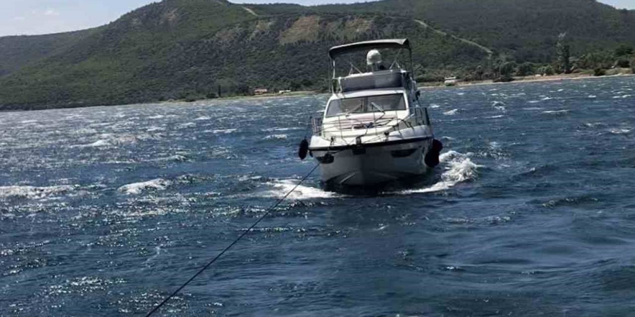 Çanakkale Boğazı’nda Sürüklenen İçinde 4 Kişinin Bulunduğu Tekne Kurtarıldı