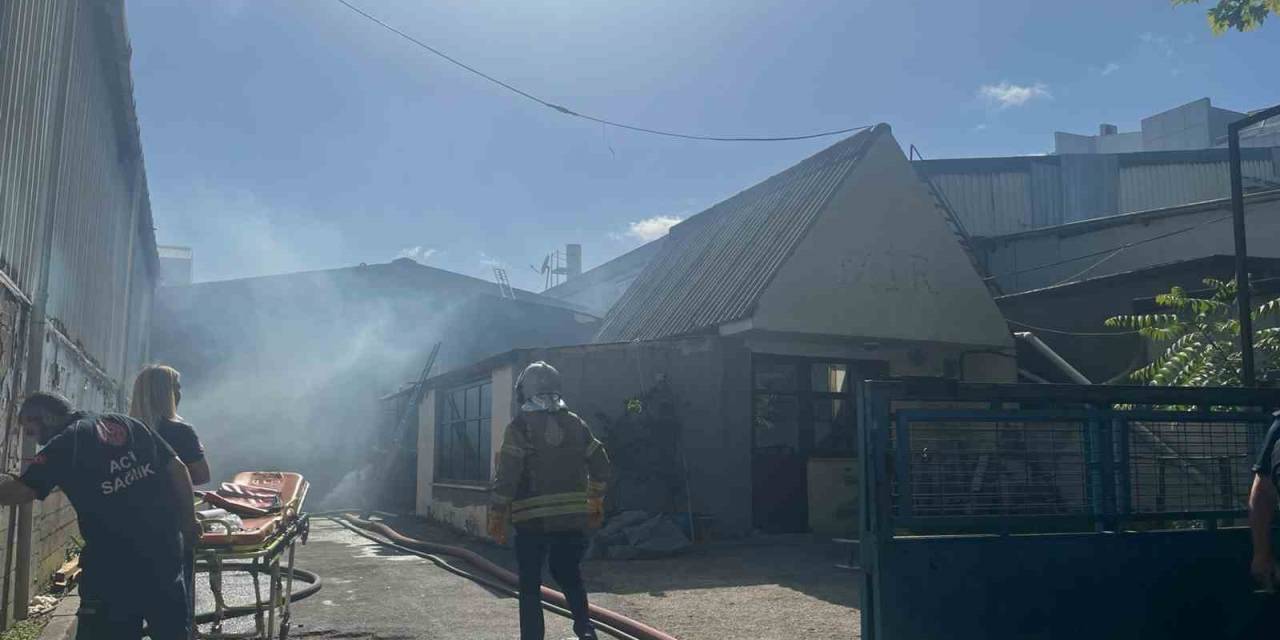 Avcılar’da Mobilya İmalathanesinde Yangın: 1 İşçi Dumandan Etkilendi
