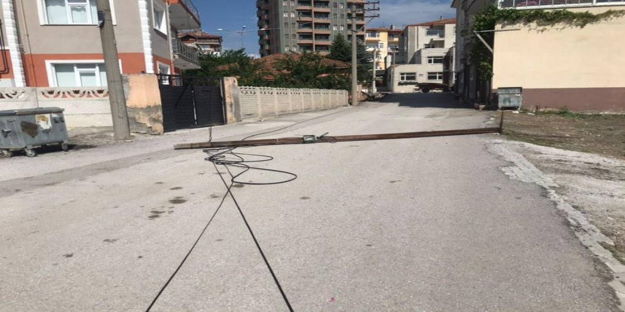 Telefon Direğini Deviren Kepçe Olay Yerinden Kaçtı