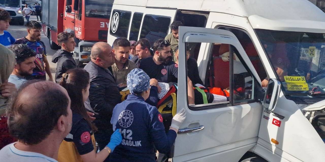 Sakarya’da Otomobil İle Minibüs Kafa Kafaya Çarpıştı: 4 Yaralı
