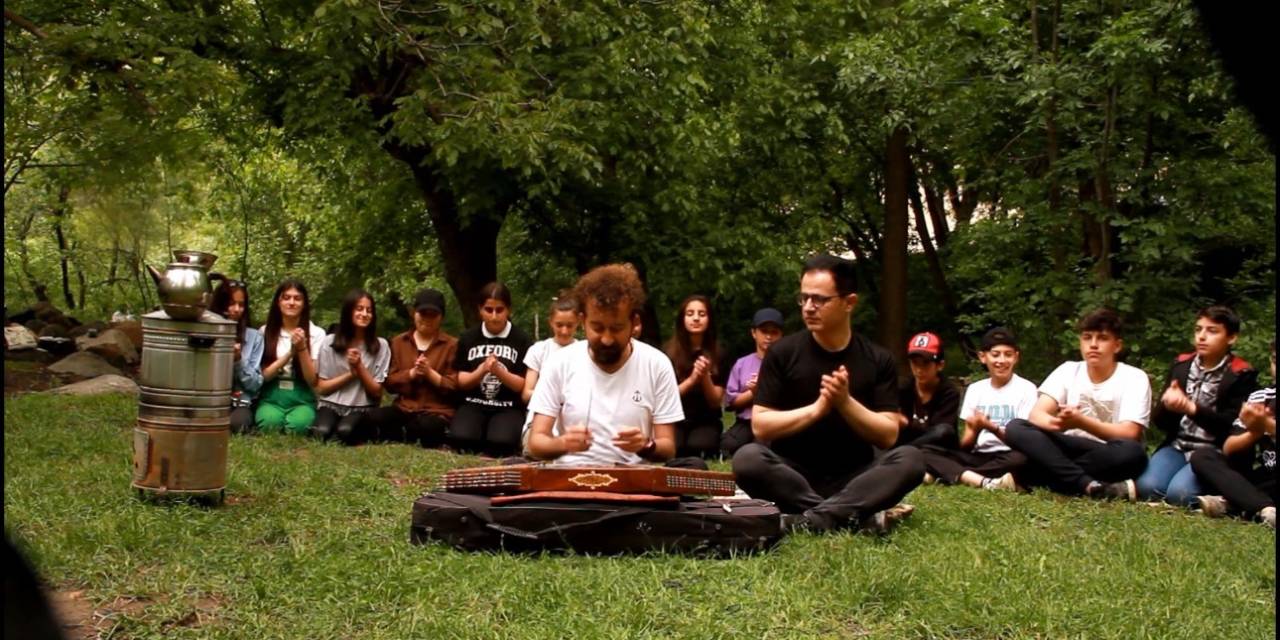 Gezgin Öğretmenden Öğrencilere Doski Vadisi’nde Santur Sürprizi