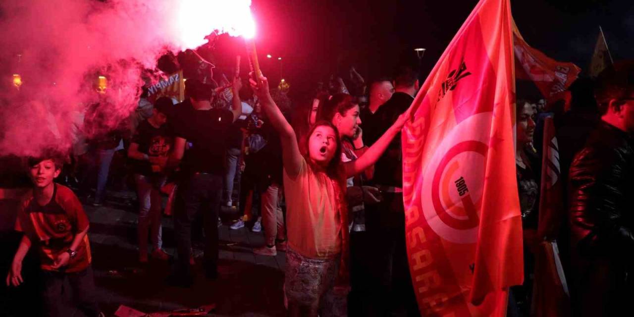 Erzincan’da Galatasaray Taraftarları Meydanı Panayır Alanına Çevirdi