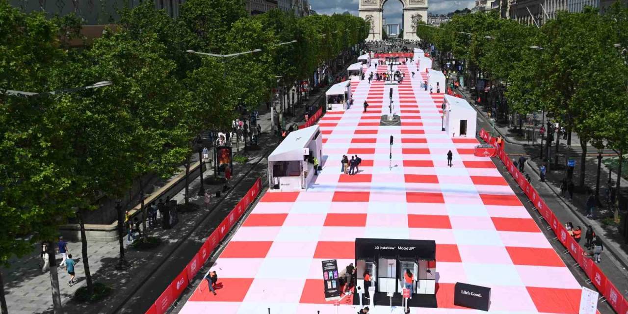 Dünyaca Ünlü Şanzelize Caddesi’nde Yaklaşık 4 Bin Kişi Piknik Yaptı