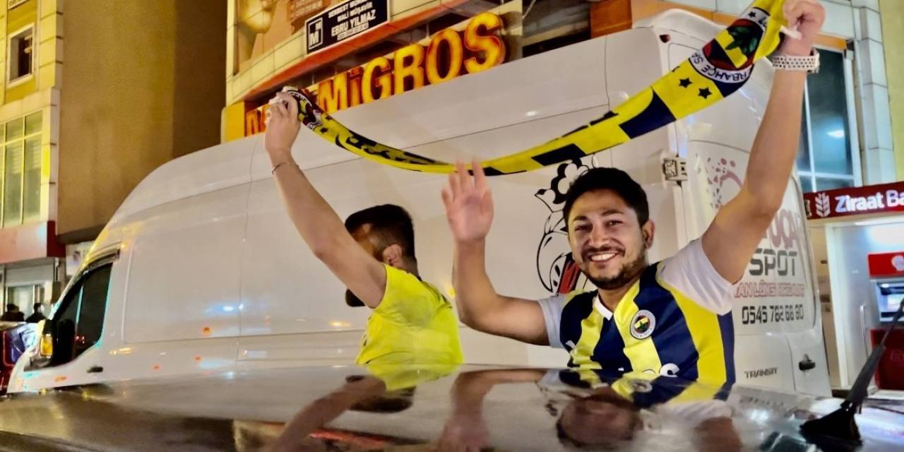 Ağrı’da Şampiyonluk Kutlamasına Fenerbahçeliler Bayraklarıyla Katıldı