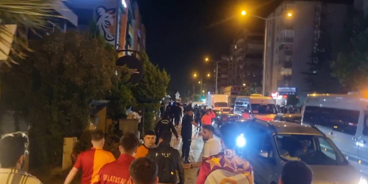 Bursasporlular Galatasaray Taraftarlarının Üzerine Yürüyerek Slogan Attı