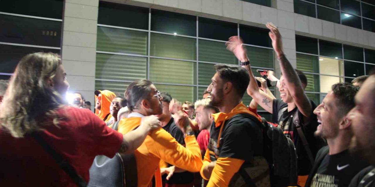 Galatasaray, Konya Havalimanı’nda Taraftarları İle Şampiyonluğu Kutladı