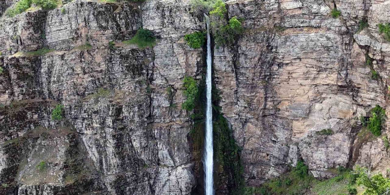 Bitlis’teki Gümüşkanat Şelalesi Havadan Görüntülendi