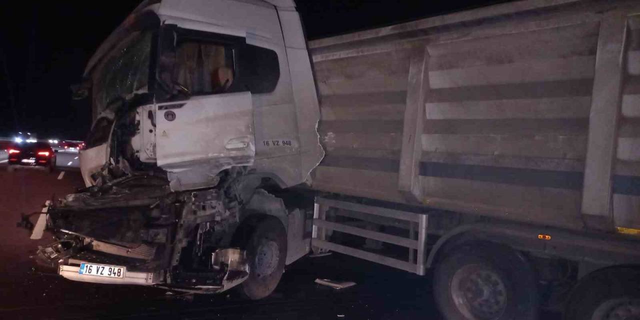 Yalova’da Tır Kamyona Arkadan Çarptı: 1 Yaralı