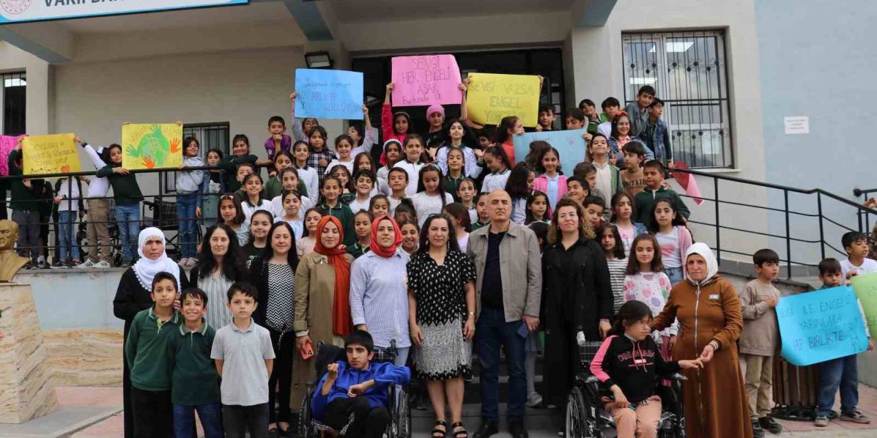 Minik Öğrencilerden Engellilere Yardım Eli