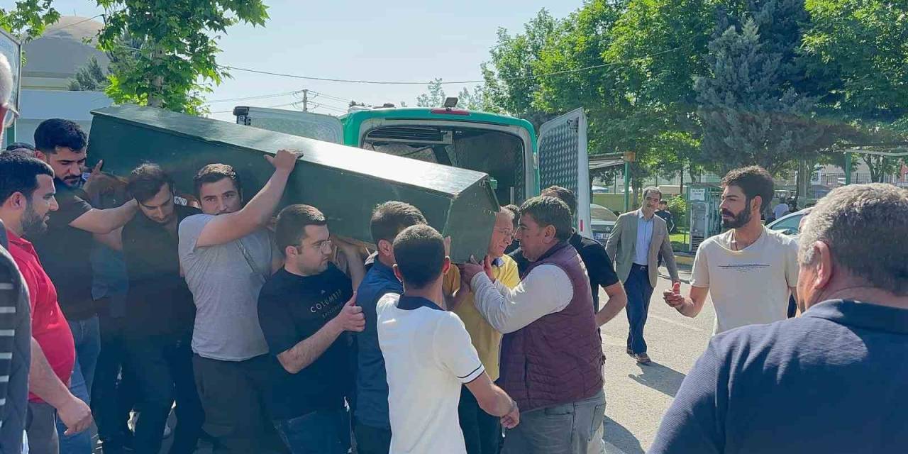 Katliam Gibi Kazada Ölen 8 Kişinin Cenazesi Diyarbakır’a Getirildi