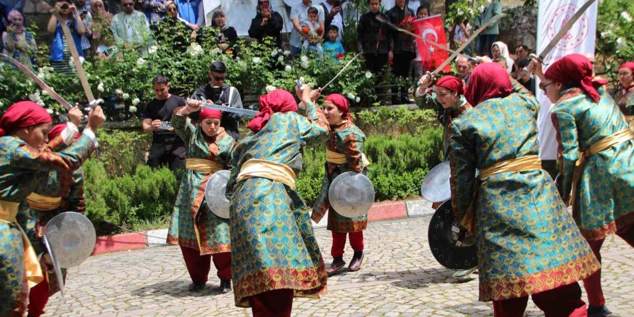 Kız Kılıç Kalkan Ekibi Türkiye’de İlk Oldu