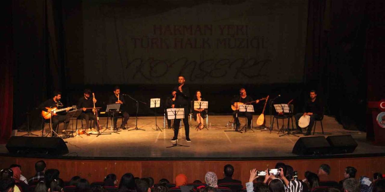 Ahlat’ta Türk Halk Müziği Konseri İlgi Gördü