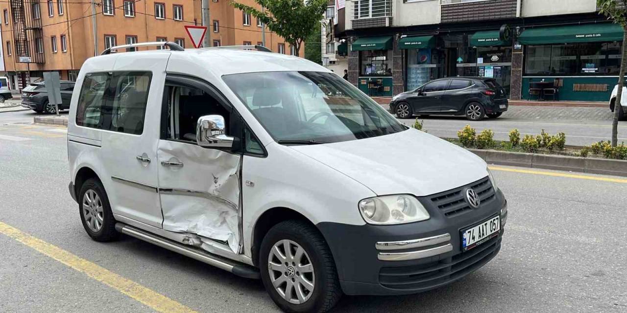 Cip İle Hafif Ticari Araç Çarpıştı: 1 Yaralı