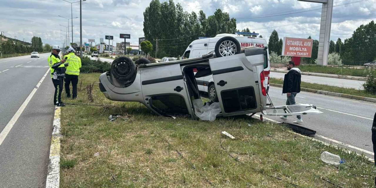 Sivas’ta Hafif Ticari Araç Devrildi: 3 Yaralı