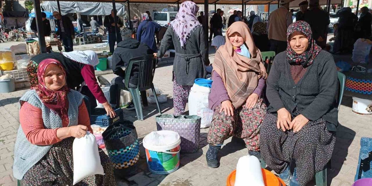 Semt Pazarında Satılan Yöresel Ürünlere Yoğun Talep