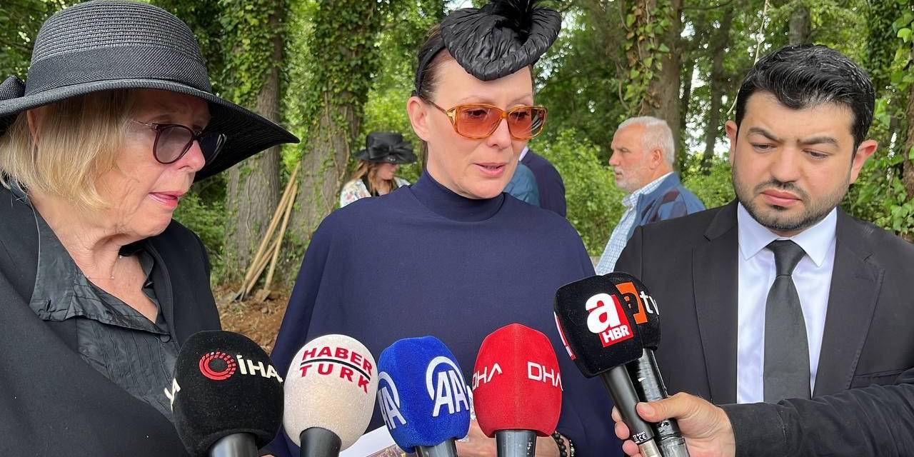 Berzeg Aliesi, Korhan Berzeg’e Toprak Atarak Veda Etti