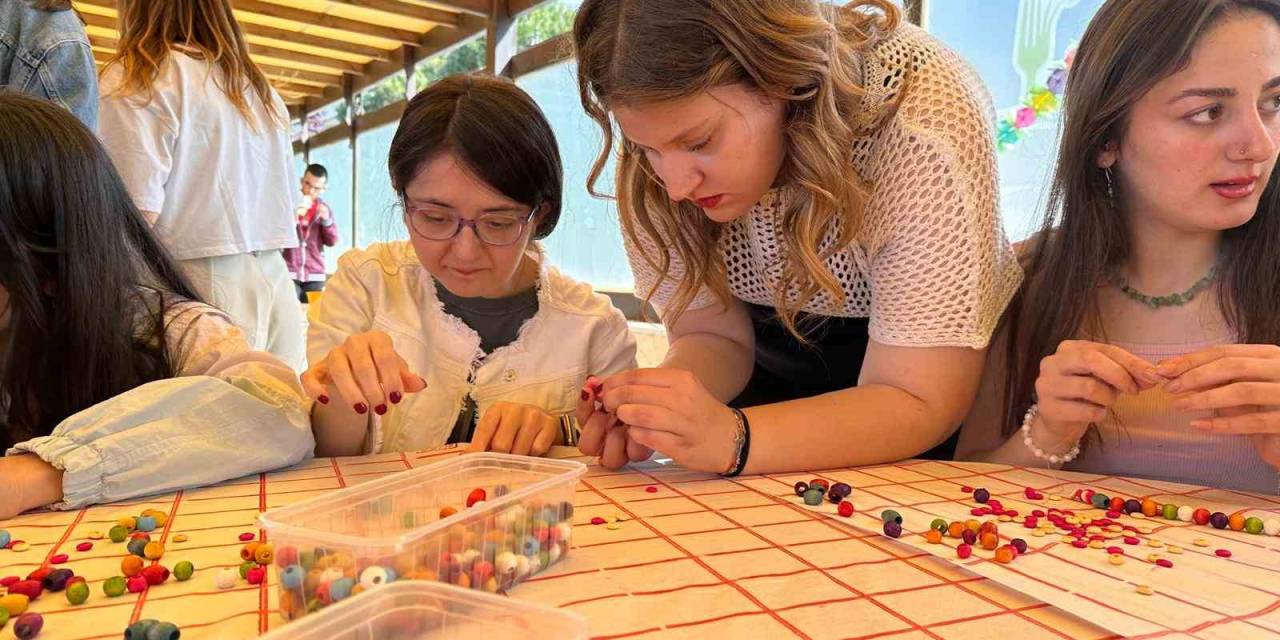 Üniversiteliler Otizmli Çocuklara Hobi Günü Düzenledi