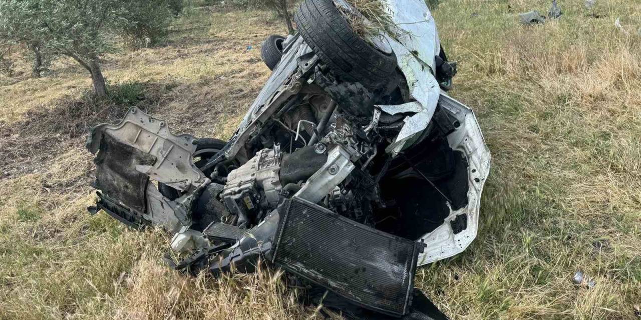 Zeytin Bahçesine Devrilen Otomobildeki 5 Kişi Yaralandı