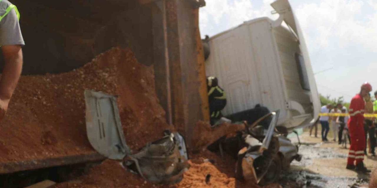 Devrilen Hafriyat Kamyonu Otomobili Ezdi: 3 Yaralı