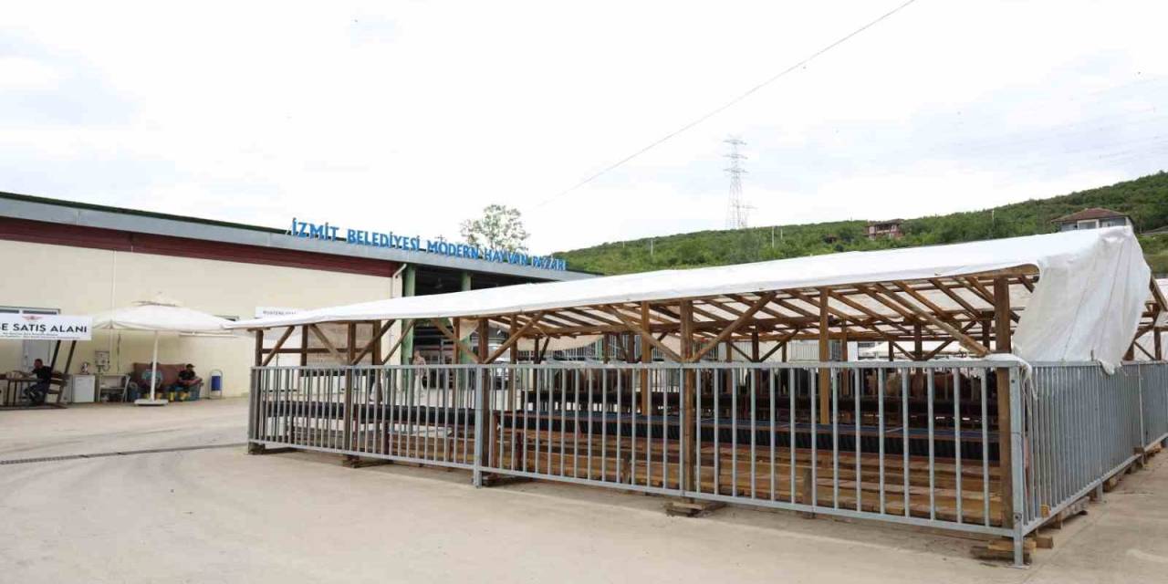 Modern Hayvan Pazarına Kurbanlıklar Gelmeye Başladı
