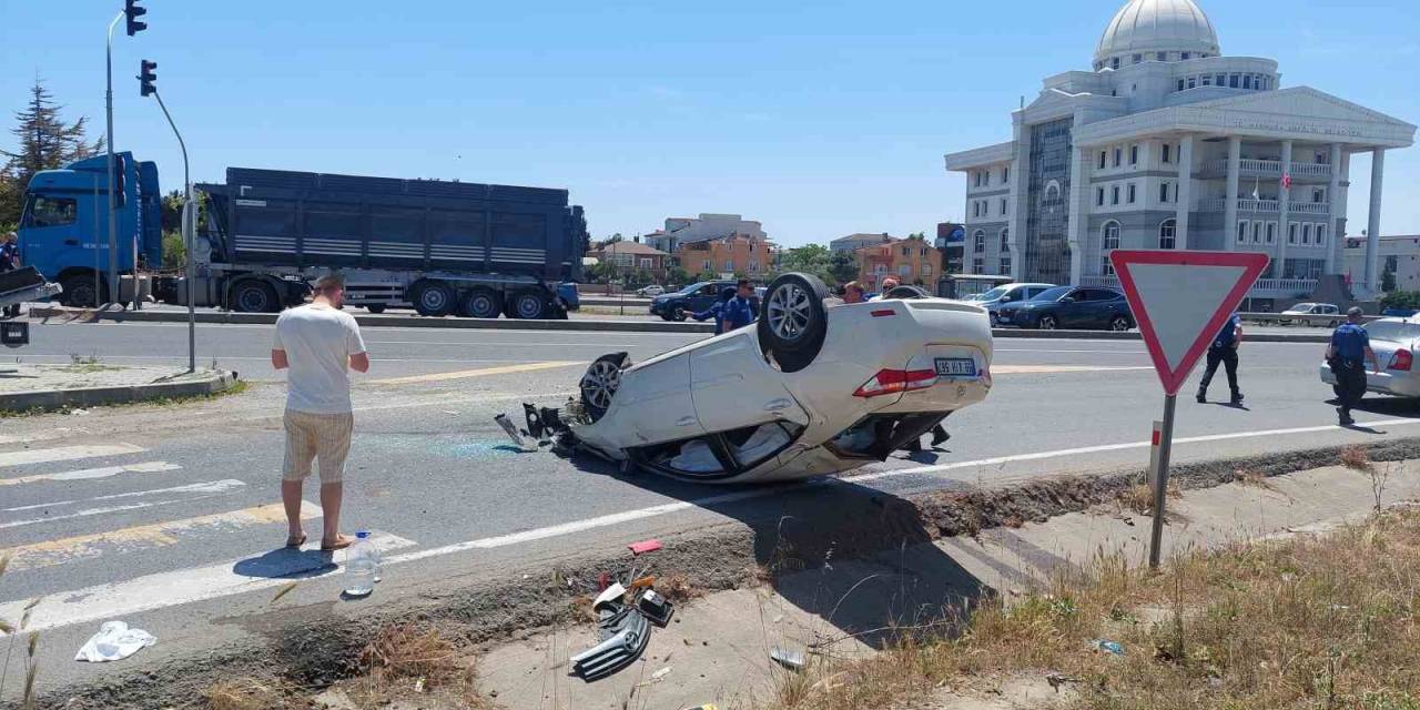 Kırmızı Işıkta Bekleyen Araca Çarpıp Takla Attı: 1 Yaralı