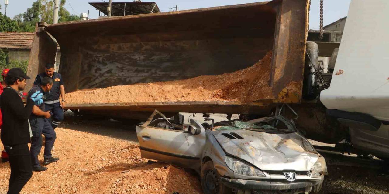 Hafriyat Kamyonunun Altında Ezilerek Hurda Yığını Haline Gelen Araçtan Sağ Kurtulmayı Başardı