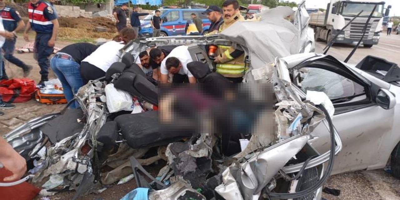 Otomobil İle Tır Çarpıştı: 2 Ölü, 3 Yaralı