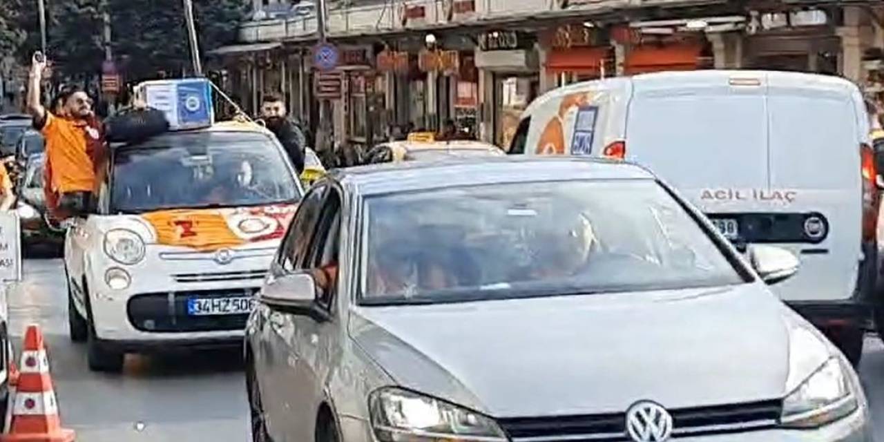 Galatasaray Taraftarları Taksim’de Fenerbahçe Tabutu Gezdirdi