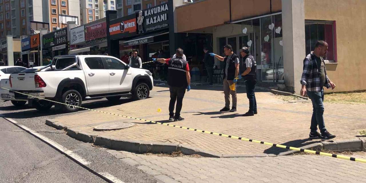 Boşanma Aşamasında Olduğu Eşine Kurşun Yağdırdı