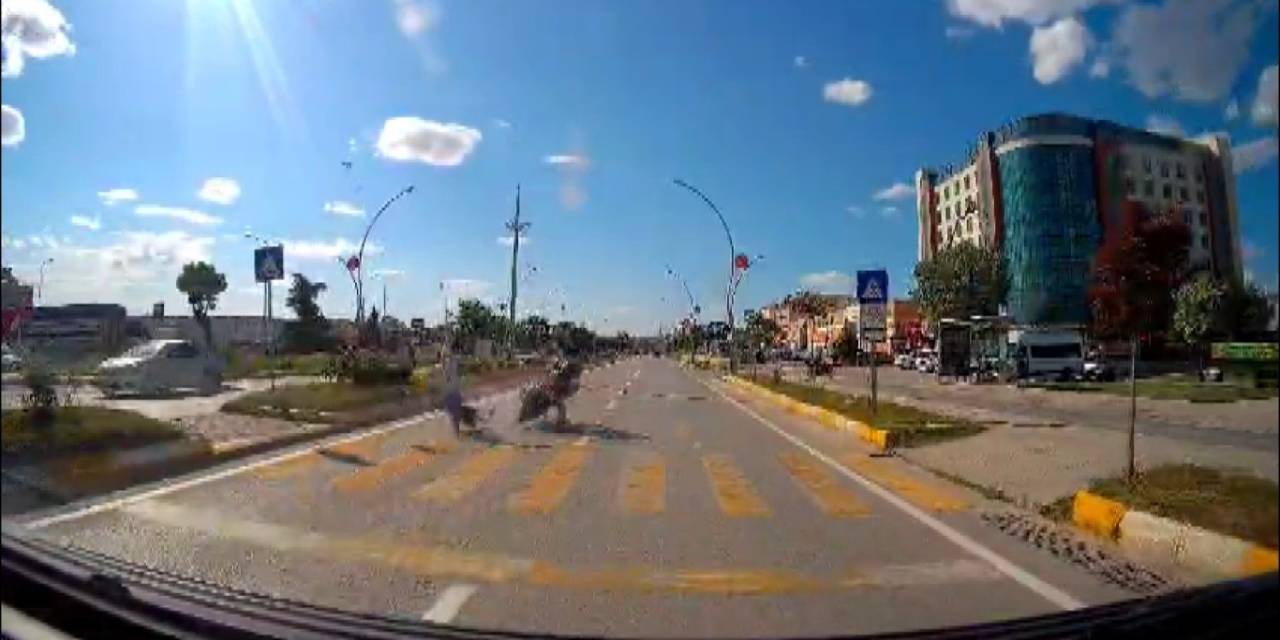 Korkunç Kaza Kamerada: Yaya Geçidinde Motosikletin Çarptığı Yaşlı Kadın Hayatını Kaybetti