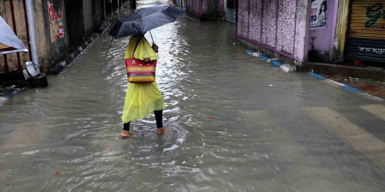 Hindistan Ve Bangladeş’i Remal Tropikal Kasırgası Vurdu: 16 Ölü