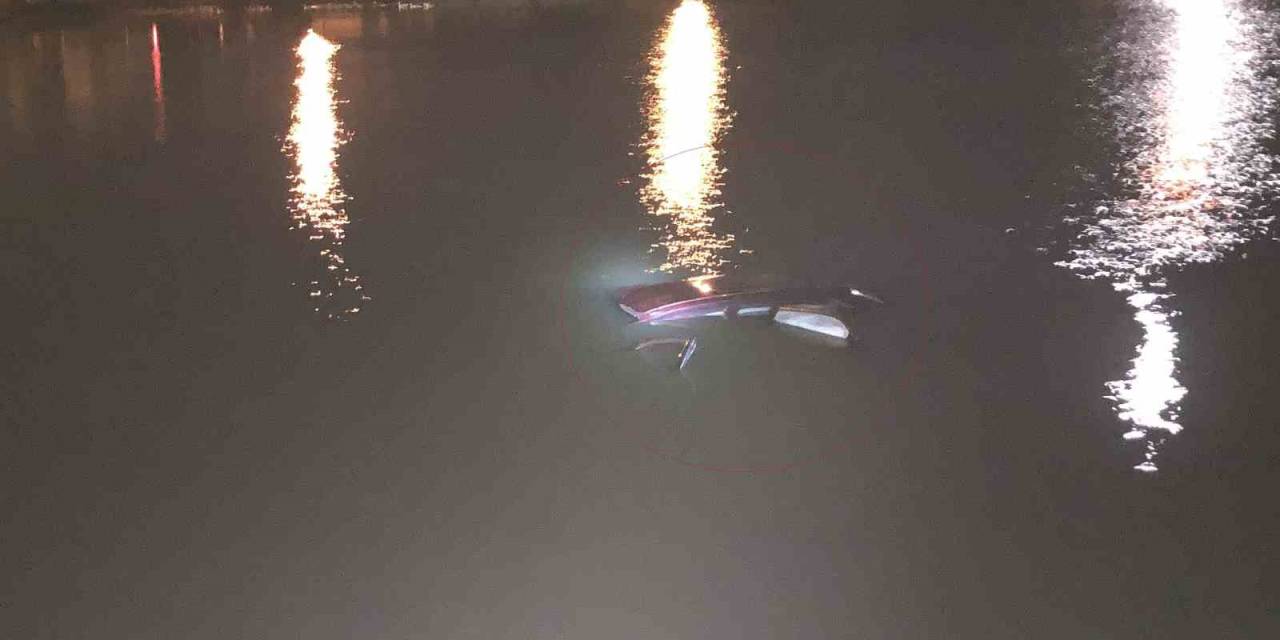 Tekirdağ’da Otomobili İle Gölete Uçan Sürücü Yüzerek Kurtuldu