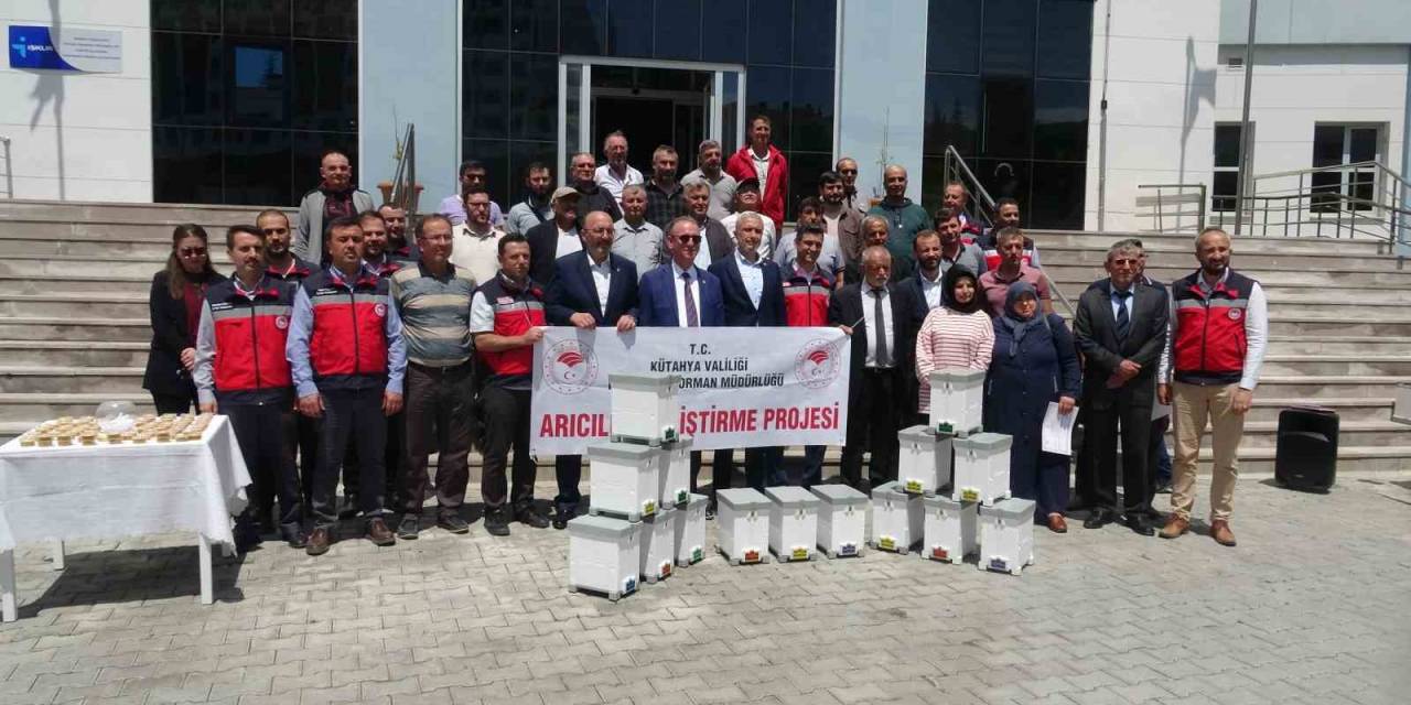 Kütahya’da Ana Arı Ve Arı Sütü Üretimi Ekipmanları Dağıtıldı