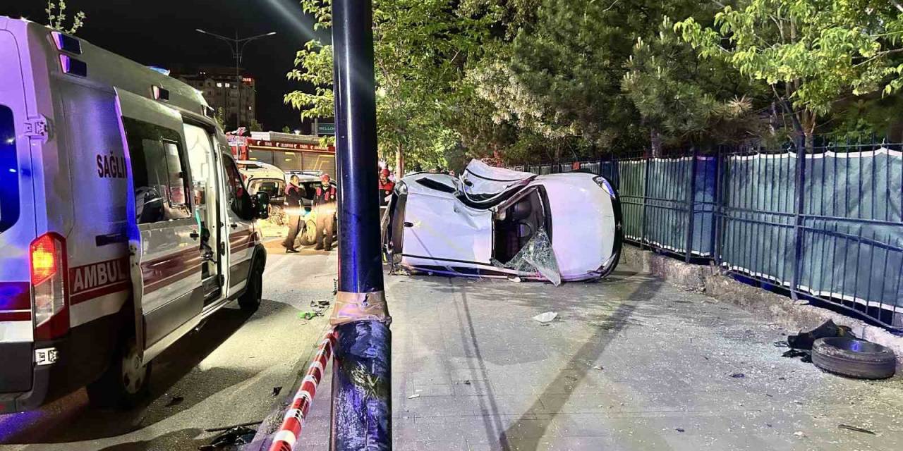 Kontrolden Çıkan Otomobil Aydınlatma Direğine Çarptı: 1 Ölü