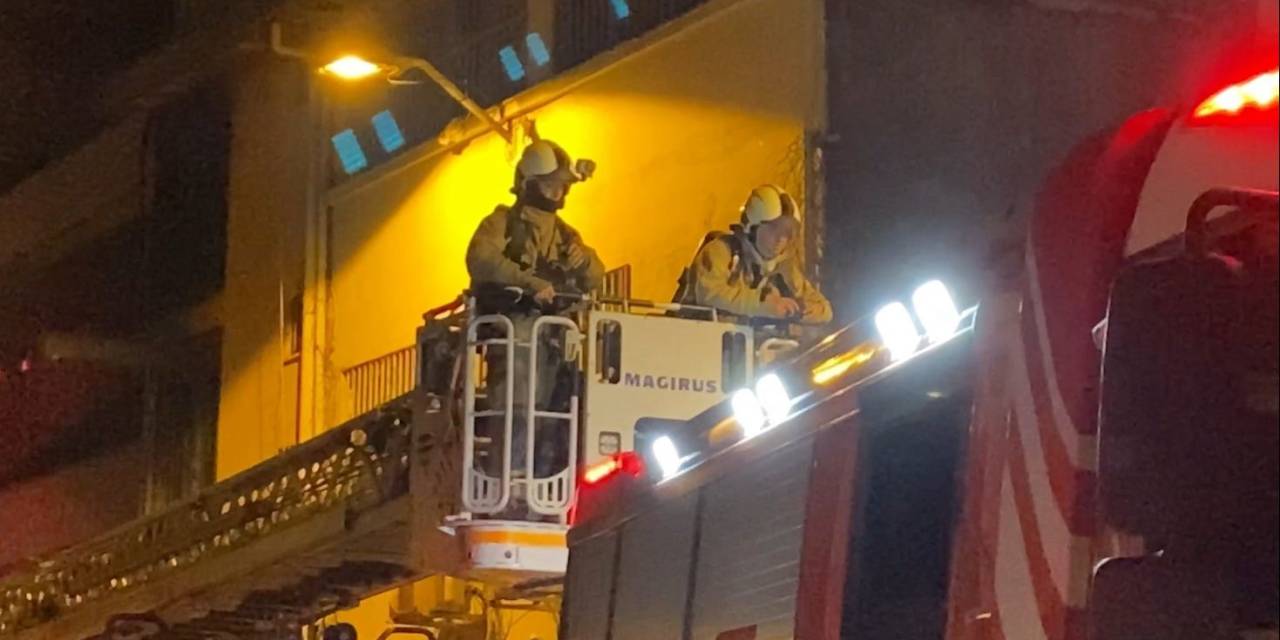 Beyoğlu’nda Kafeteryanın Çatısı Alev Alev Yandı