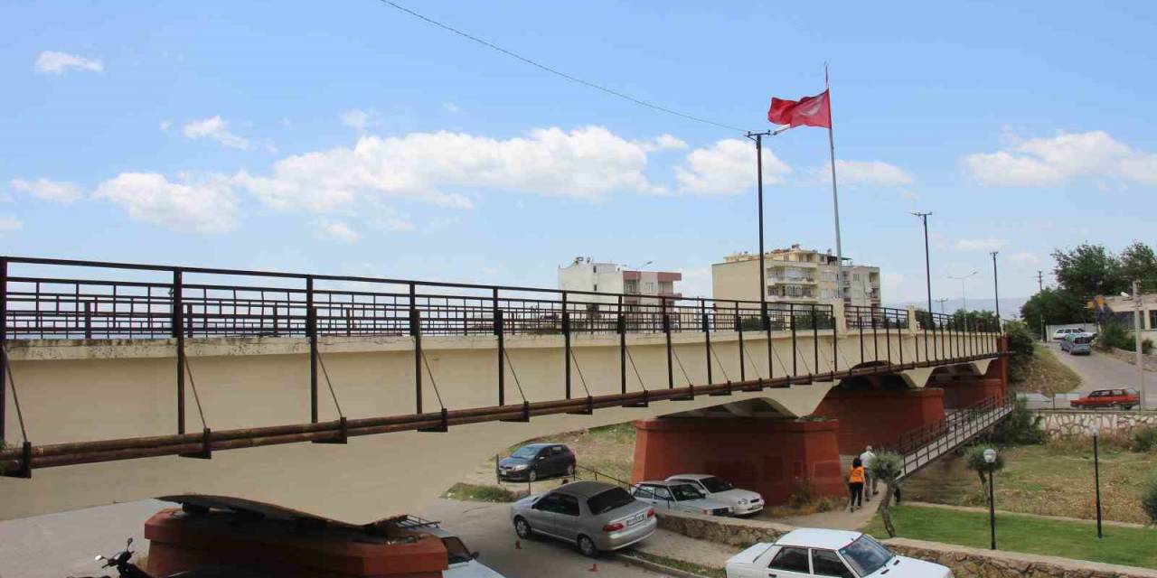 Çine’nin Tarihi ’italyan Köprüsü’ Bir Asrı Aşkın Süredir Vatandaşlara Hizmet Ediyor