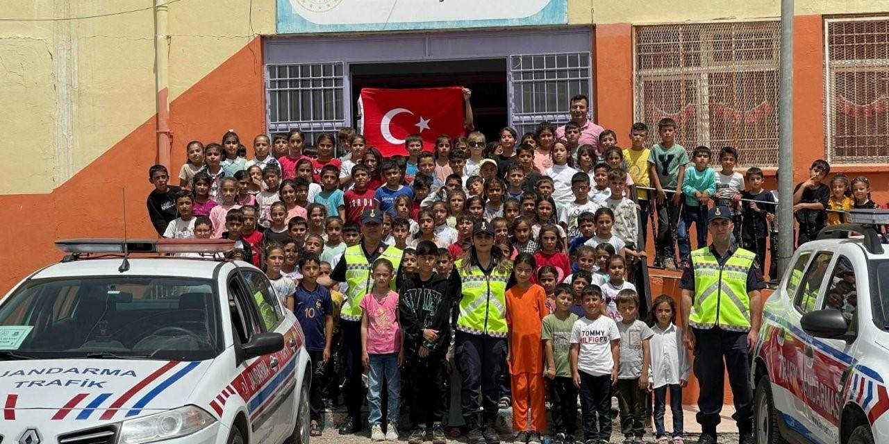 Şırnak’ta Jandarma Ekipleri Çocuklara Trafik Eğitimi Verdi