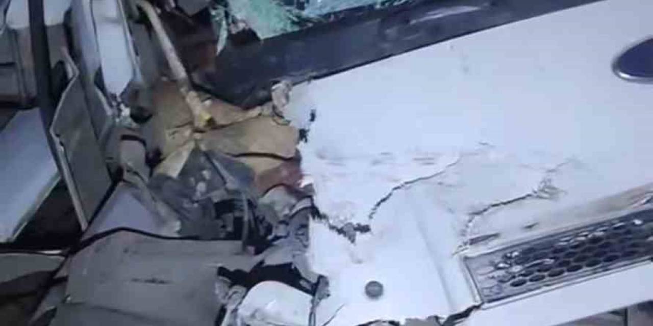 Mardin’de Bariyerlere Çarpan Tır Sürücüsü Yaralandı