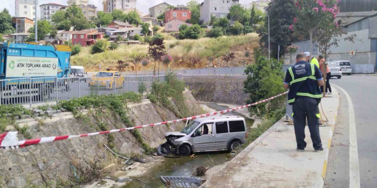 Pendik’te Direksiyon Hakimiyetini Kaybeden Sürücü Su Kanalına Uçtu: 1 Yaralı