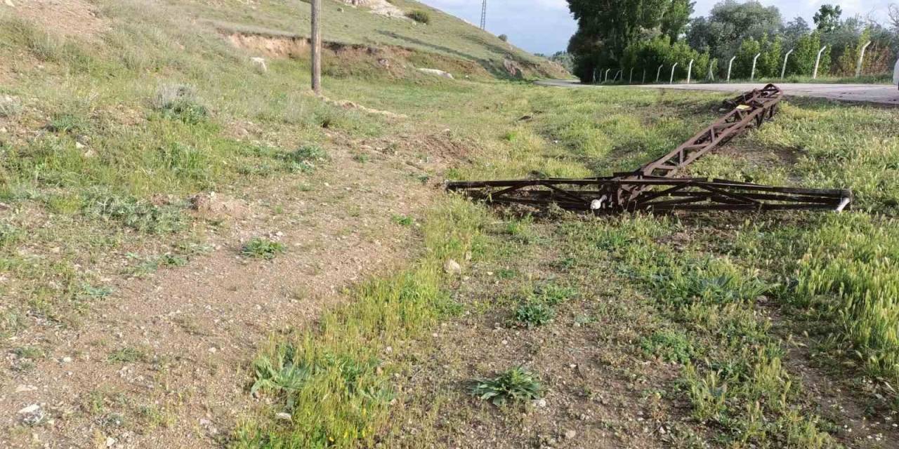 Kontrolden Çıkan Araç Elektrik Direğine Çarptı: 2 Yaralı