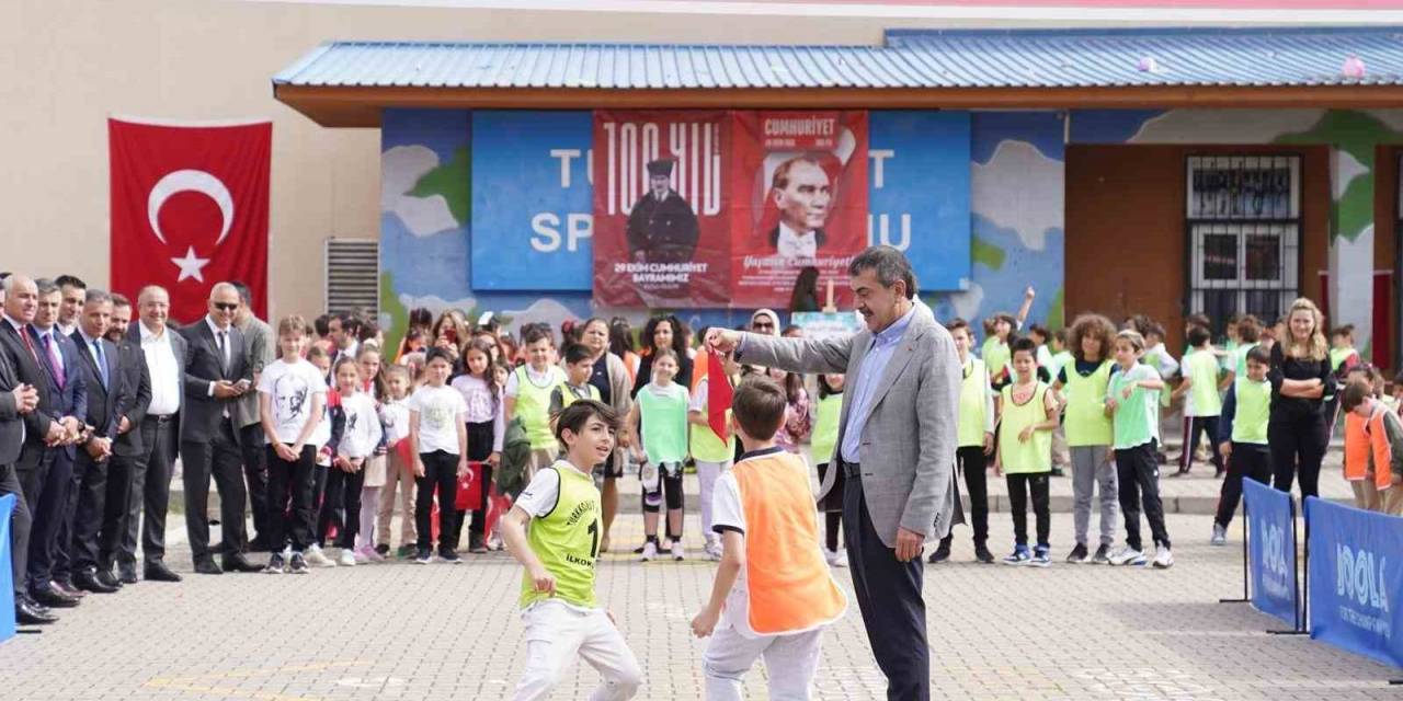 Bakan Tekin, ’dünya Oyun Oynama Günü’nde Öğrencilerle Oyun Oynadı