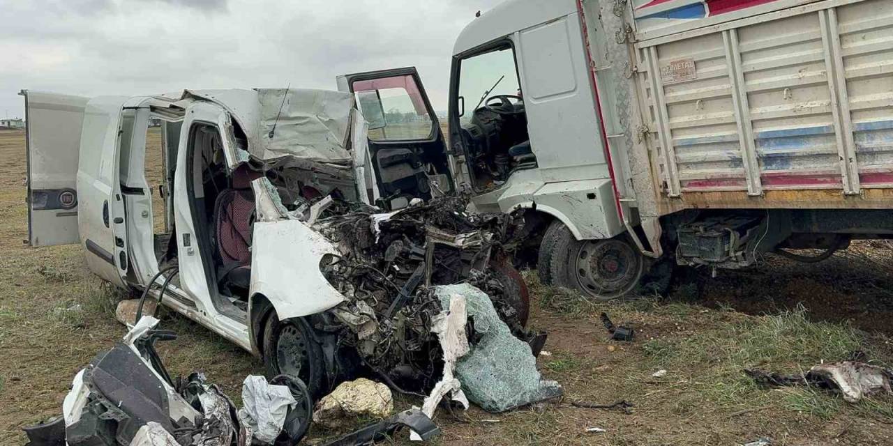 Kamyon İle Hafif Ticari Aracın Çarpıştığı Kazada Sürücüler Yaralandı