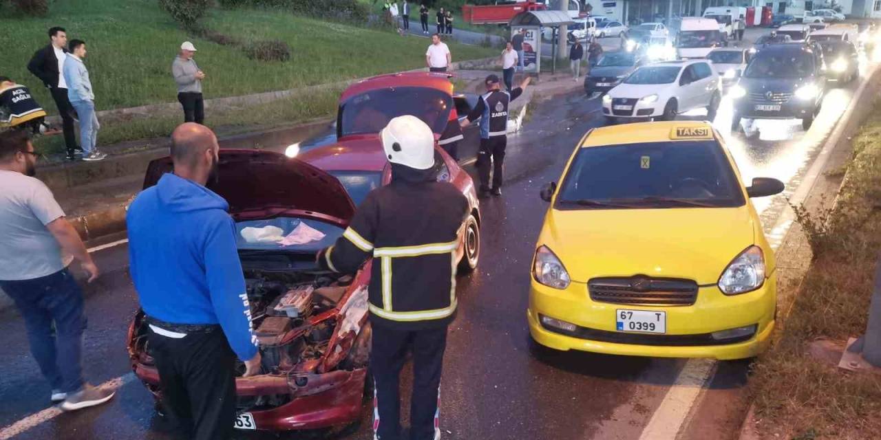 Ticari Taksi İle Otomobil Çarpıştı