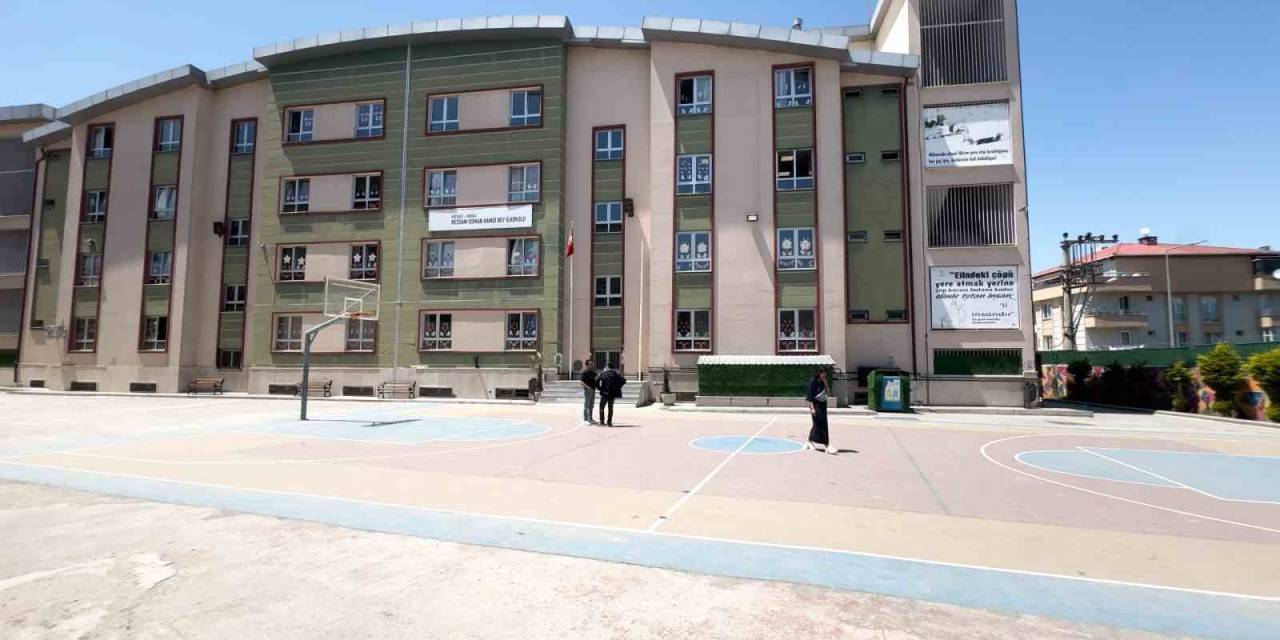 Kızıyla Kavga Eden 1. Sınıf Öğrencisini Bulmak İçin Sınıf Bastı