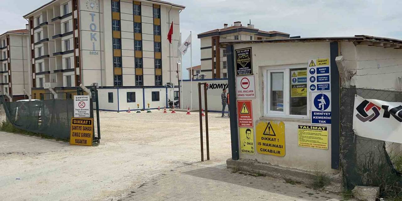 İnşaat Sahasında Güvenlik Görevlilerinin Bıçaklı Kavgası Kanlı Bitti: 1’i Ağır 2 Yaralı