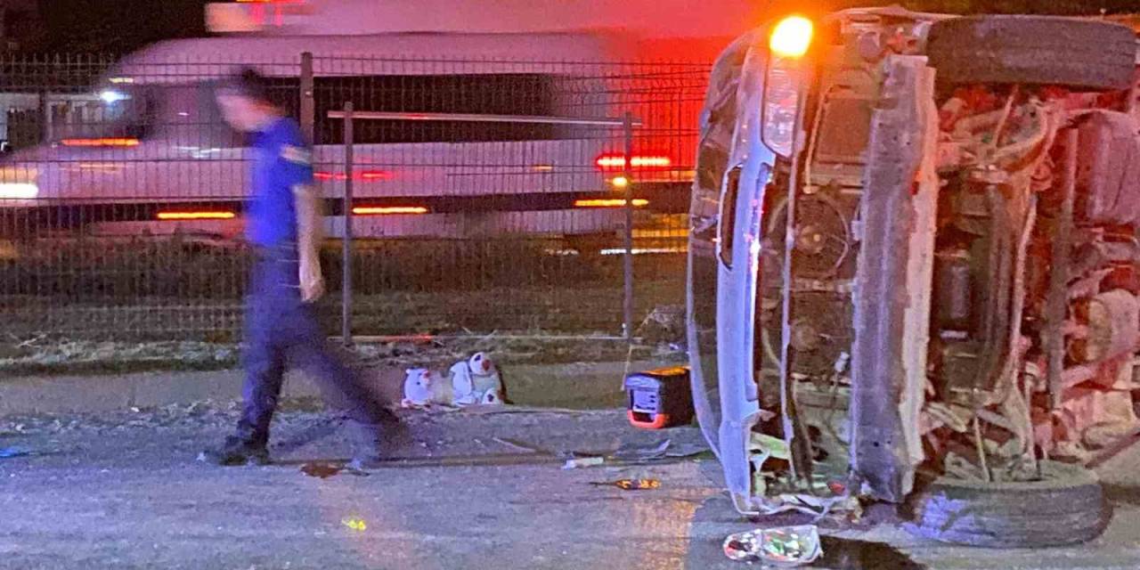 Otomobil İle Ticari Araç Kavşakta Çarpıştı: 3 Yaralı