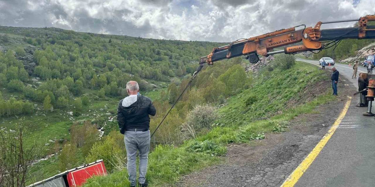 Ardahan’da Virajı Alamayan Tır Şarampole Yuvarlandı