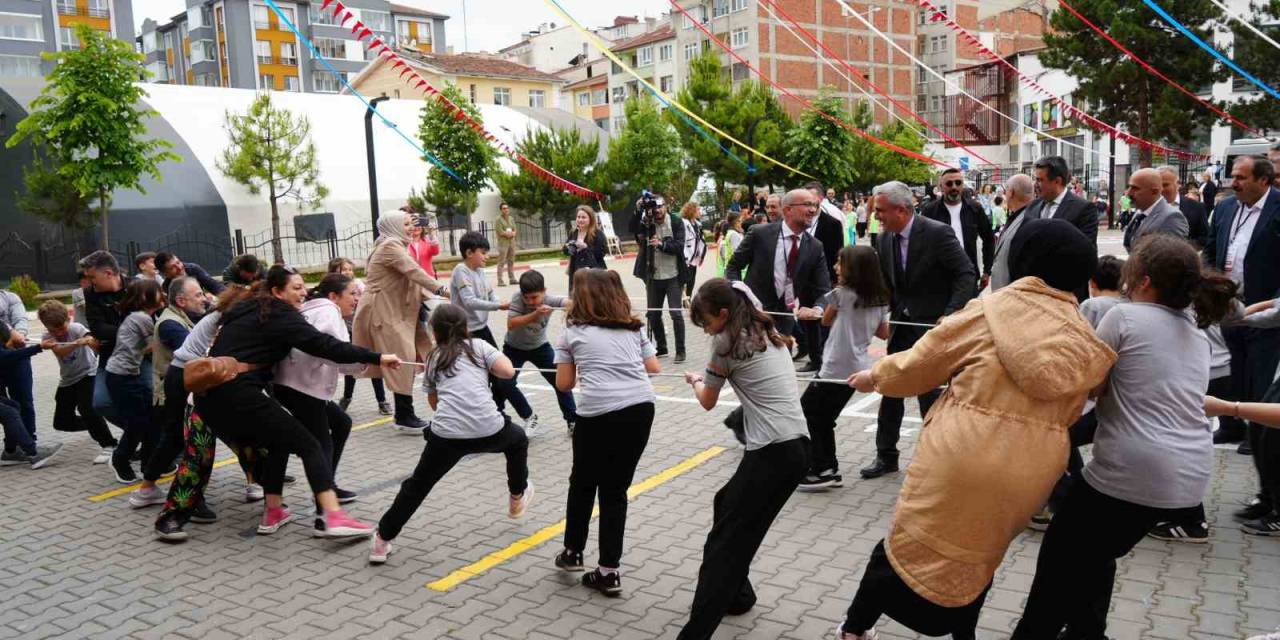 Veliler Çocukluklarına Döndü: Çocuklarıyla Geleneksel Oyunları Oynadı