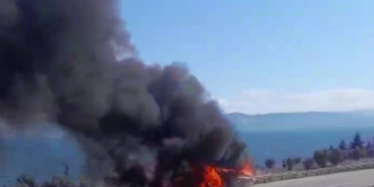 Seyir Halindeki Kamyonetin Lastiği Patlayarak Alev Aldı, Araçtan Geriye İskeleti Kaldı