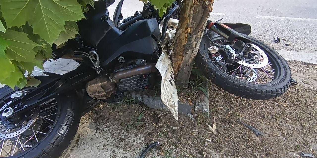 Kontrolden Çıkan Motosiklet Ağaca Çarptı: Sürücü Hayatını Kaybetti